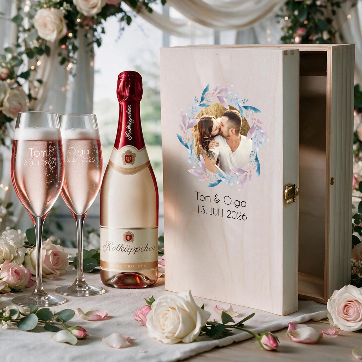Personalisierte Holzbox mit eigenem Foto und zwei individuell gravierten Sektgläsern zur Hochzeit