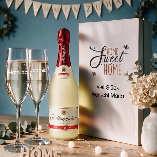 Personalisiertes Sekt-Einzugsgeschenk – zwei individuell gravierte Sektgläser in bedruckter Holzbox
