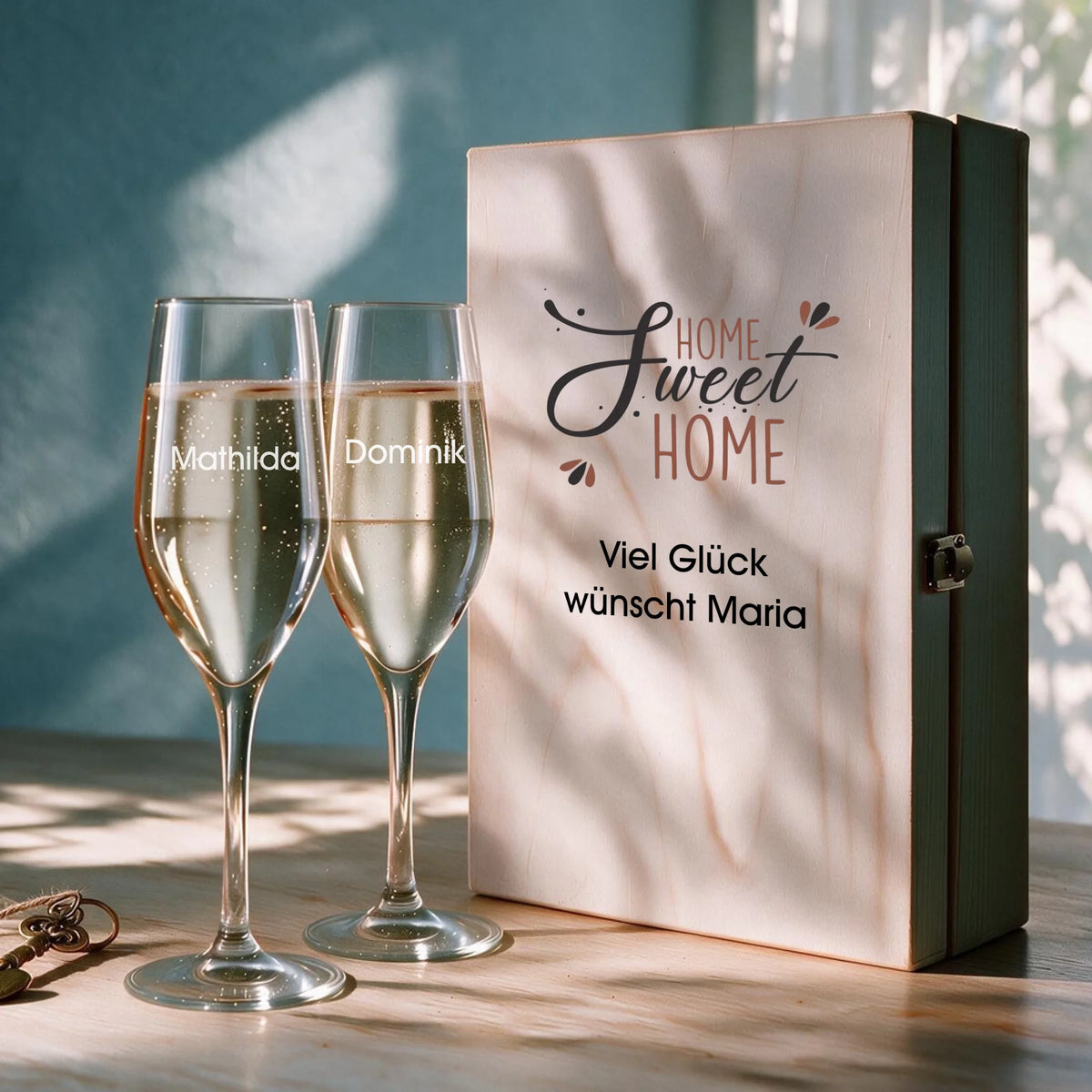 Zwei individuell gravierte Sektgläser im personalisierten Geschenkset zum Einzug