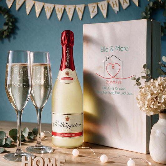 Personalisiertes Sekt-Einzugsgeschenk – zwei individuell gravierte Sektgläser in bedruckter Holzbox