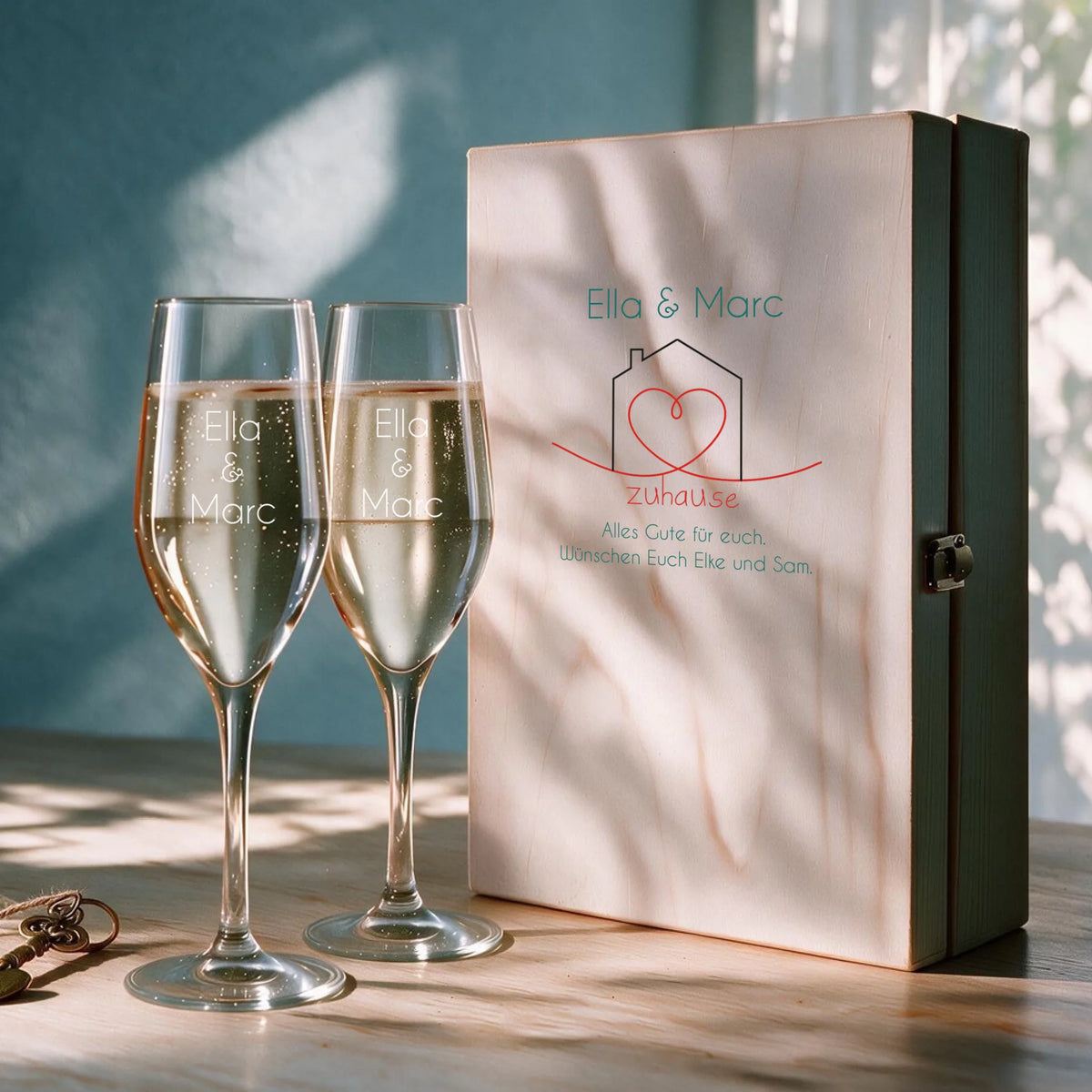 Zwei individuell gravierte Sektgläser im personalisierten Geschenkset zum Einzug