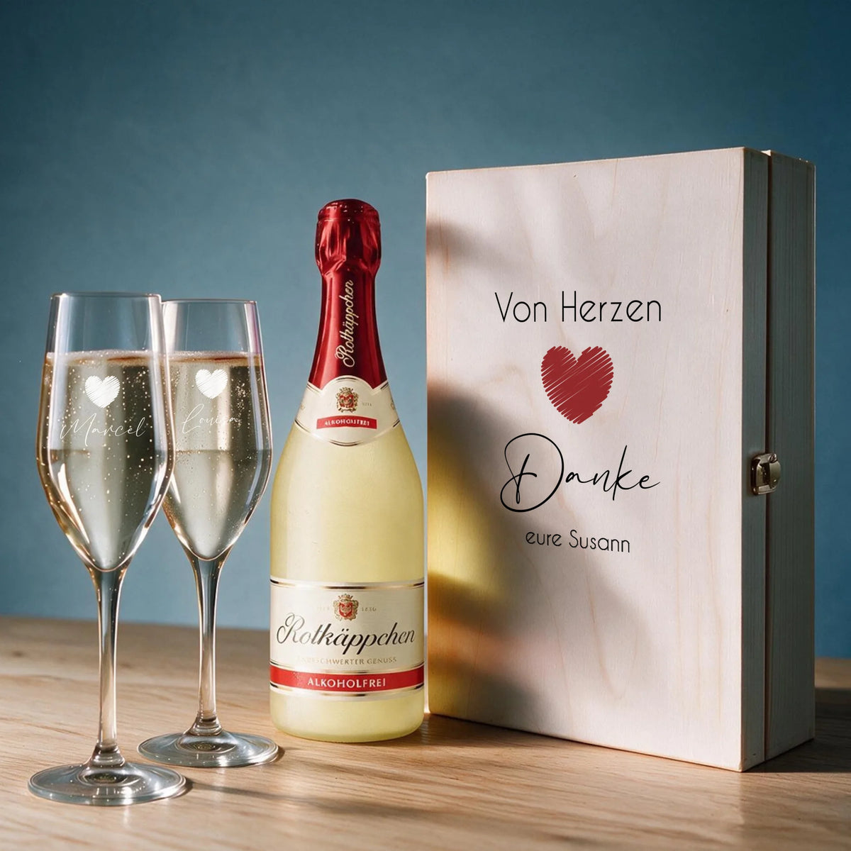 Personalisiertes Sektgeschenk als Dankeschön – zwei individuell gravierte Sektgläser in bedruckter Holzbox