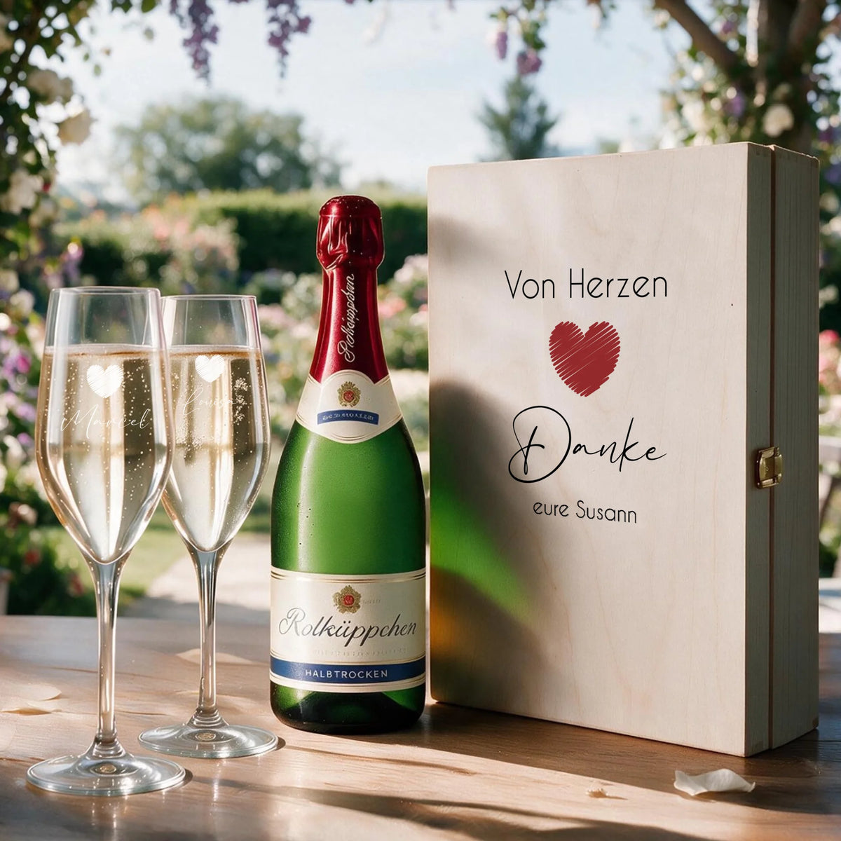 Personalisierte Holzbox mit zwei individuell gravierten Sektgläsern als Dankeschön
