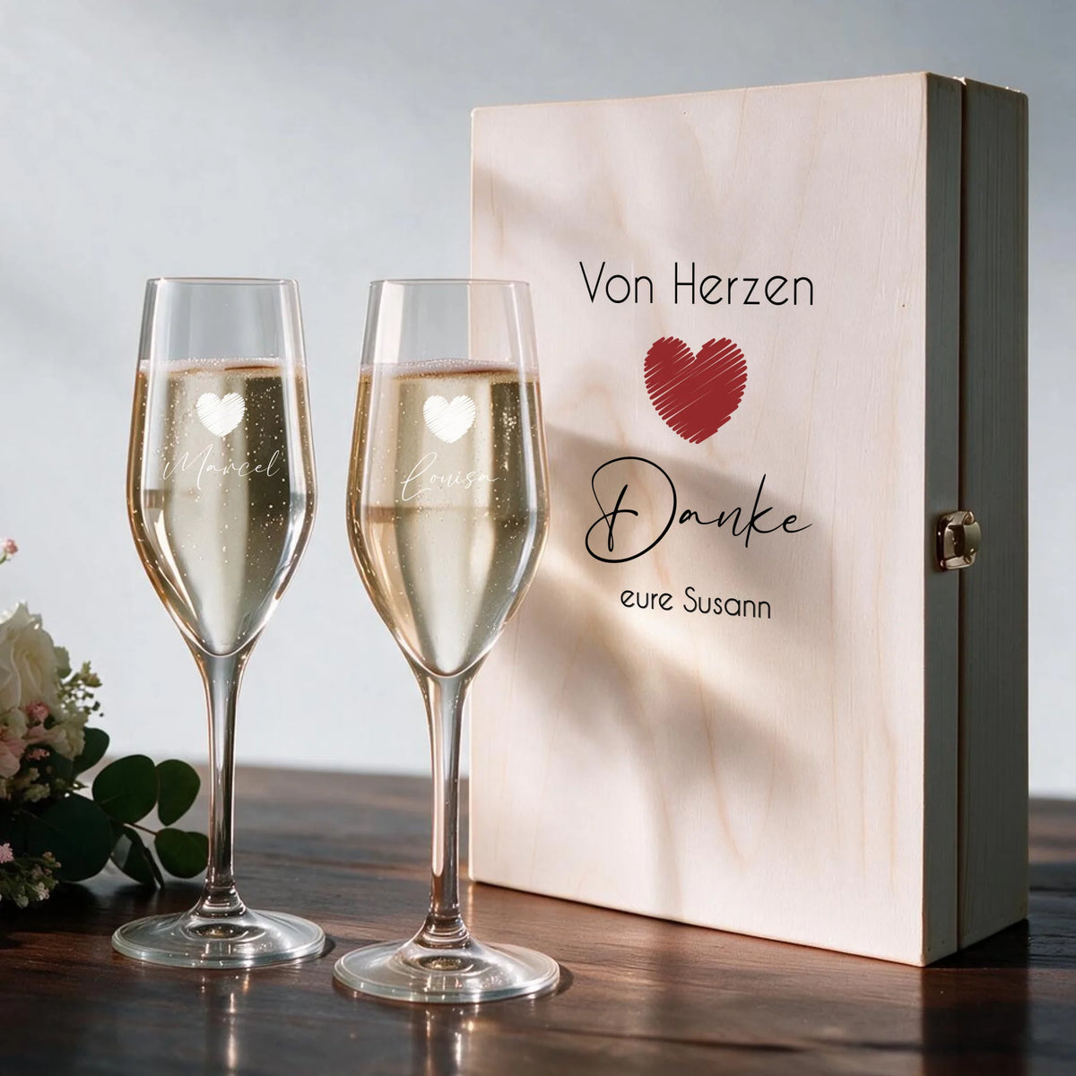 Zwei individuell gravierte Sektgläser im personalisierten Dankeschön-Geschenkset