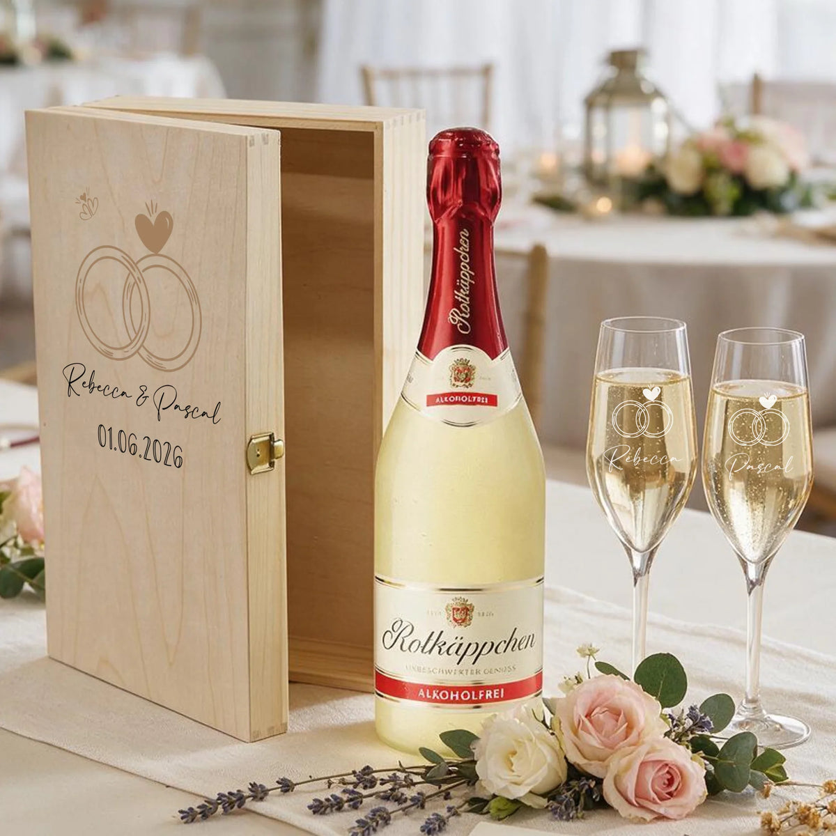 Personalisierte Holzbox mit zwei individuell gravierten Sektgläsern zur Hochzeit