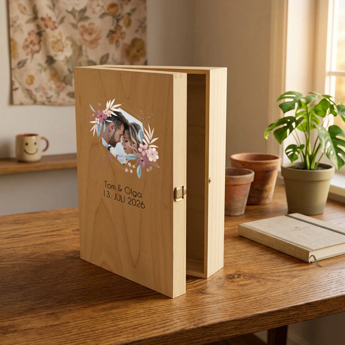 Zwei individuell gravierte Sektgläser mit Sekt als personalisiertes Hochzeitsgeschenk mit Foto