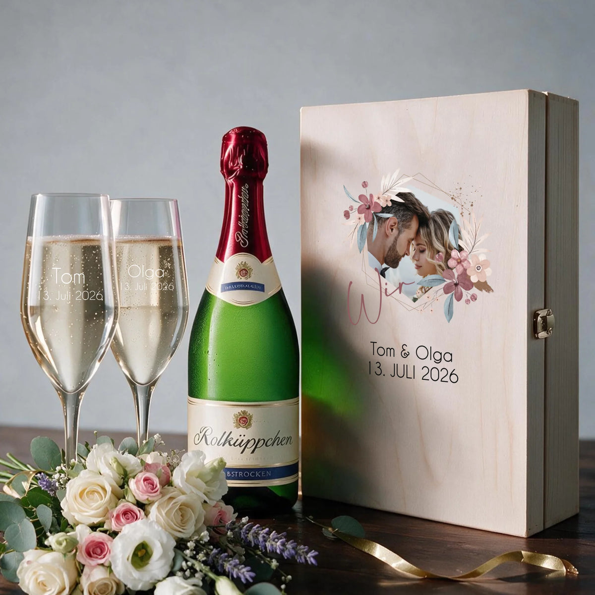 Zwei individuell gravierte Sektgläser mit Wunschtext als personalisiertes Hochzeitsgeschenk mit Foto