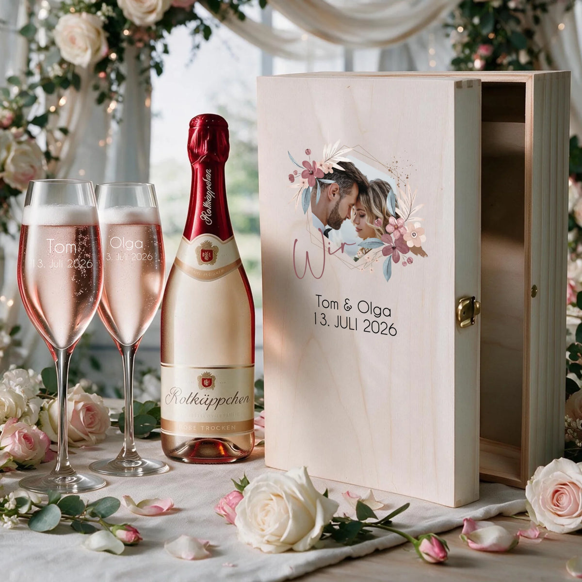 Personalisierte Holzbox mit eigenem Foto und zwei individuell gravierten Sektgläsern zur Hochzeit