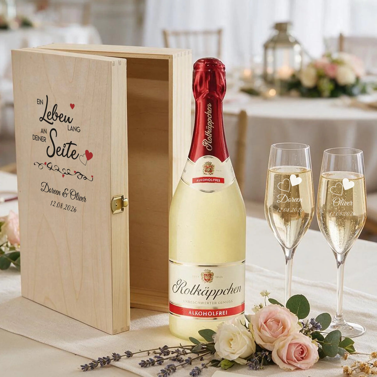 Personalisierte Holzbox mit zwei individuell gravierten Sektgläsern zur Hochzeit