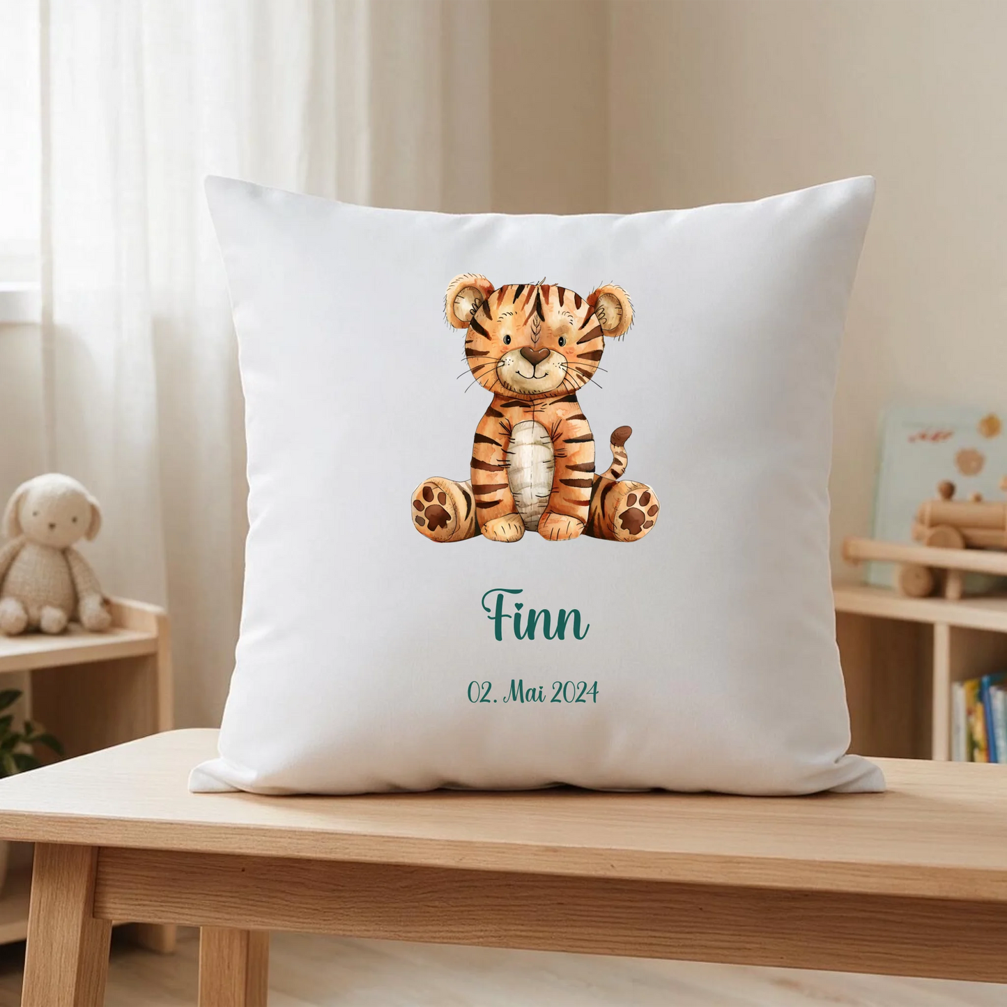 Kinderkissen mit Tiermotiv, Namen und Geburtsdatum im Kinderzimmer