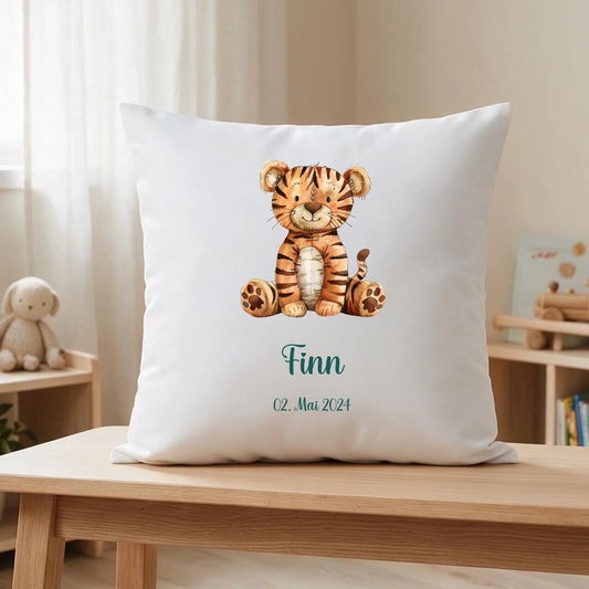 Kinderkissen mit Tiermotiv, Namen und Geburtsdatum im Kinderzimmer