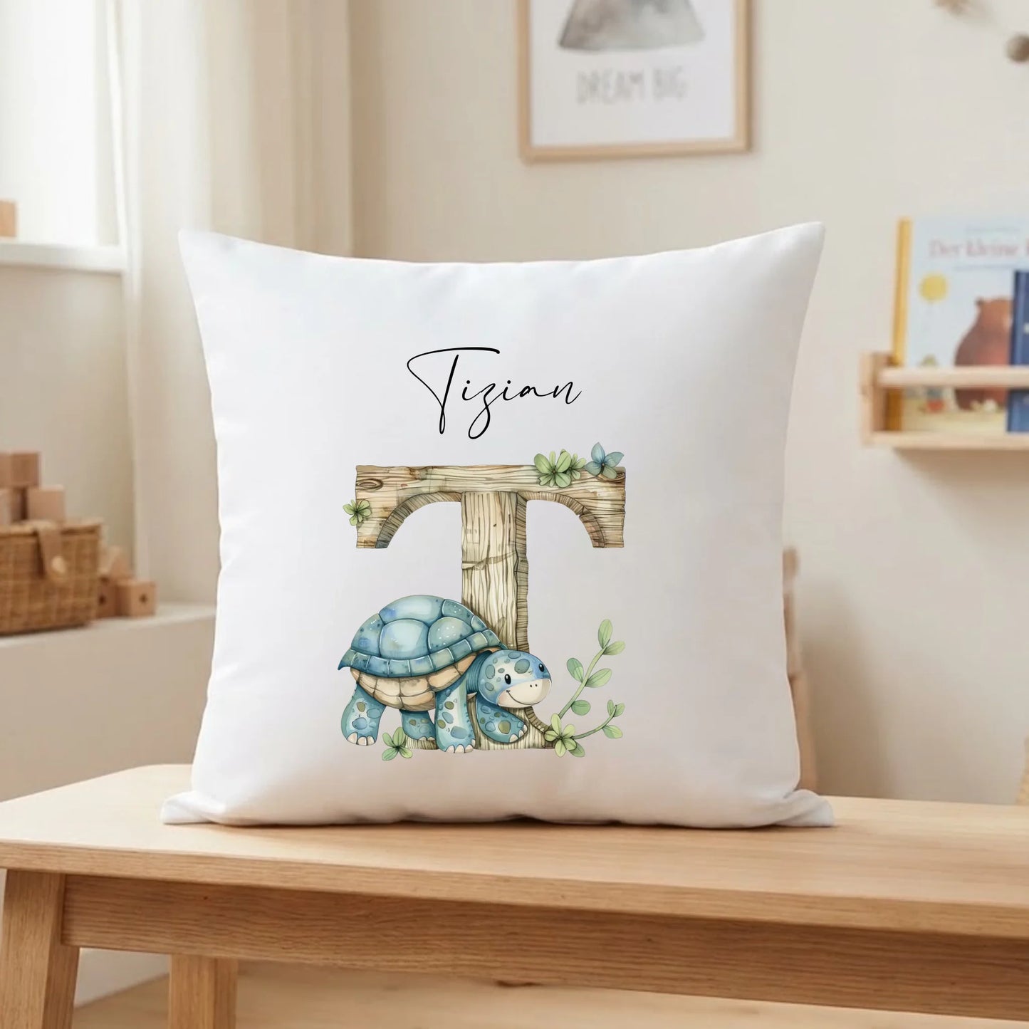 Personalisiertes Kinderkissen mit Anfangsbuchstabe und Tiermotiv bedruckt