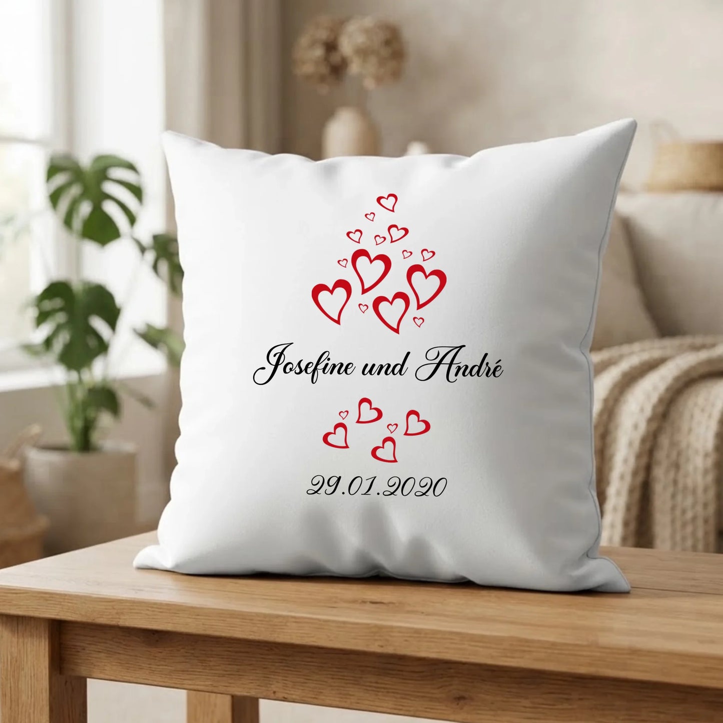 Personalisiertes Kissen mit rotem Herzmotiv als Geschenk zur Hochzeit