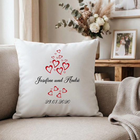 Hochzeitskissen mit roten Herzen, Namen des Brautpaares und Hochzeitsdatum