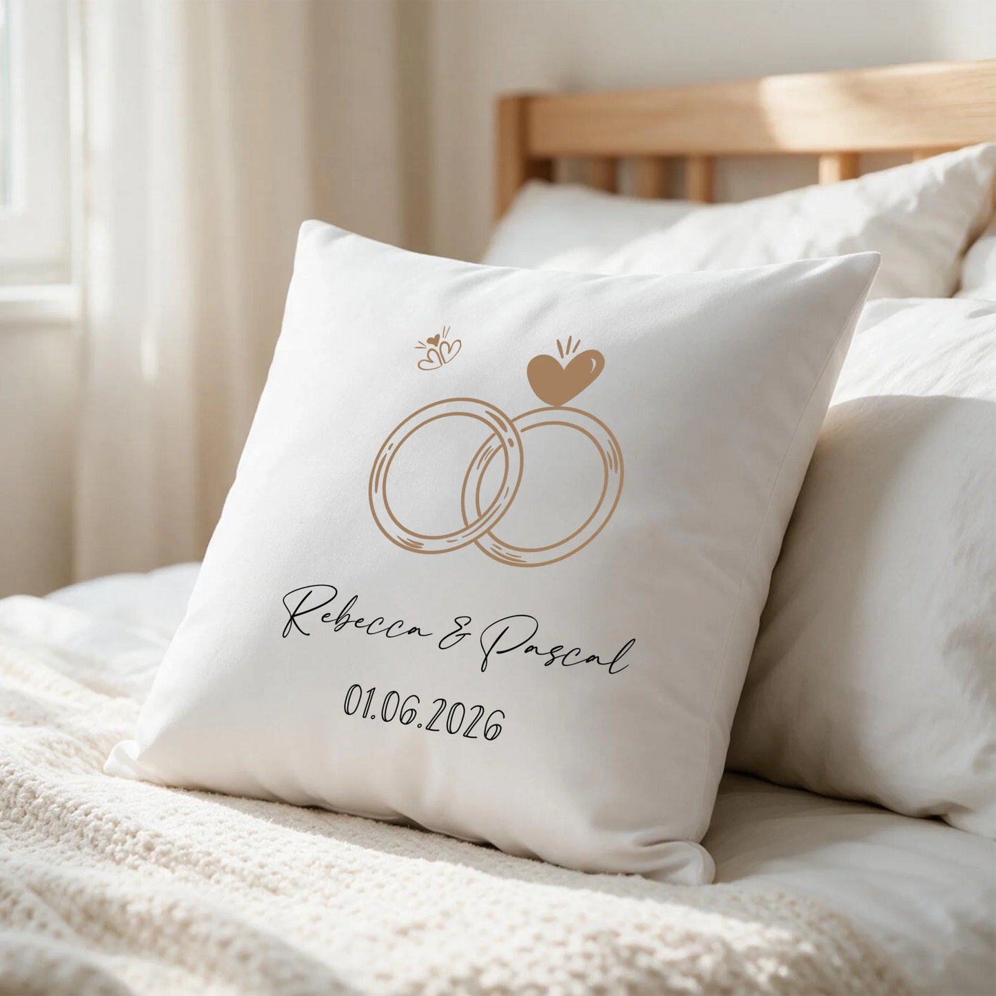 Personalisiertes Kissen mit Ringmotiv als Geschenk zur Hochzeit im Wohnzimmer