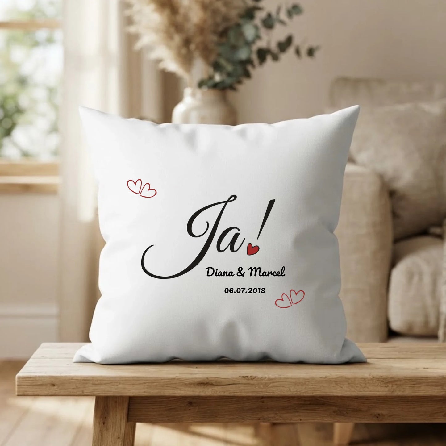 Personalisiertes Kissen mit Ja-Motiv als Erinnerung an das Jawort