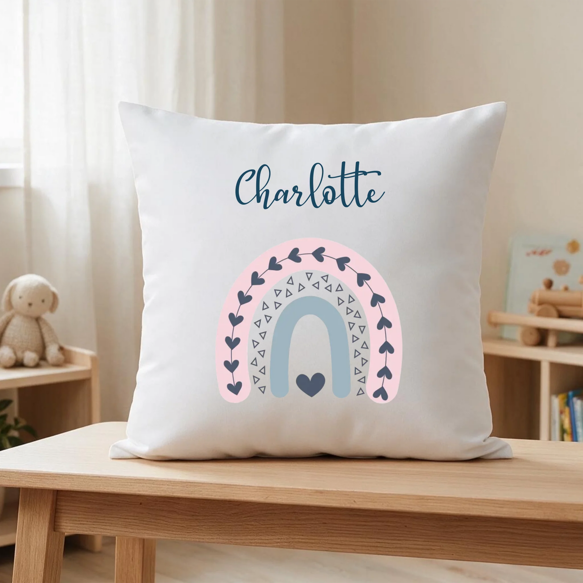 Personalisiertes Regenbogenkissen mit Namen im Kinderzimmer