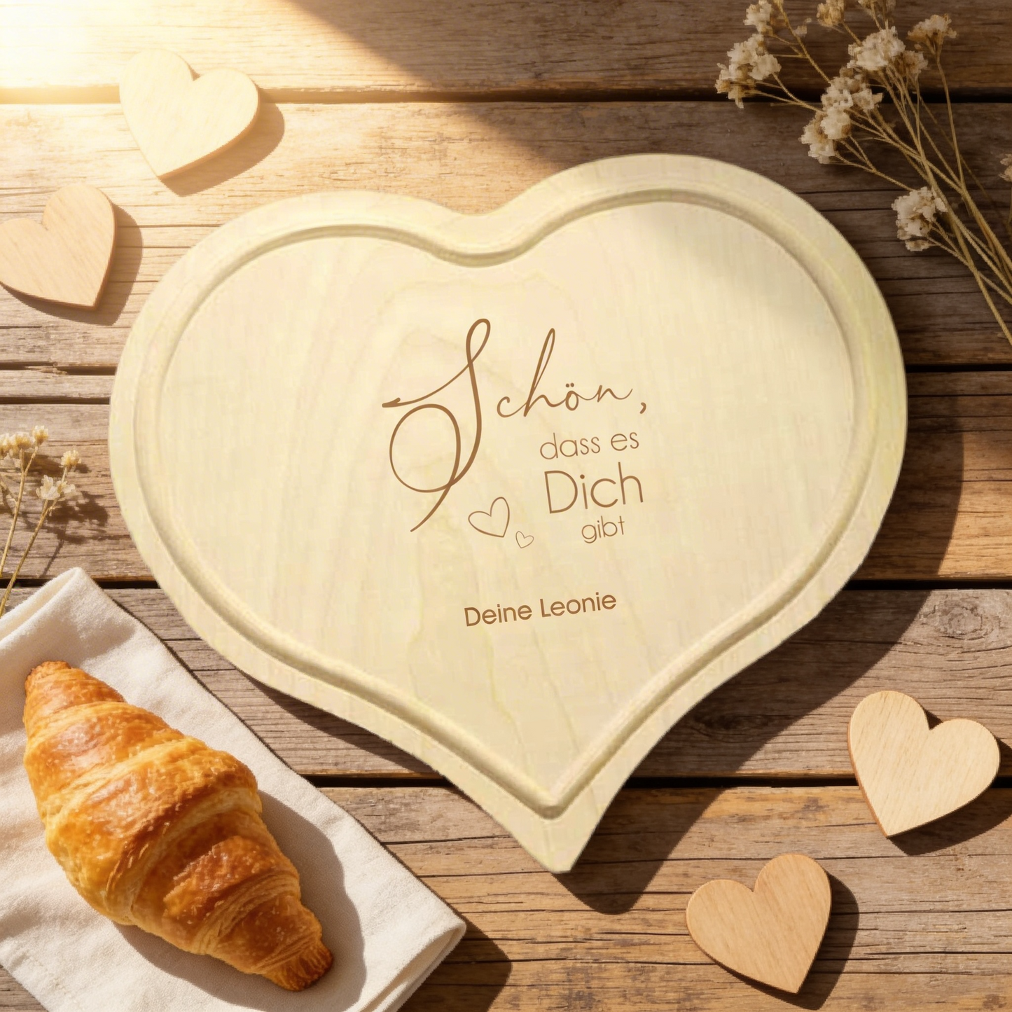 Schön, dass es dich gibt - Herzbrett / Schneidebrett mit individueller Gravur