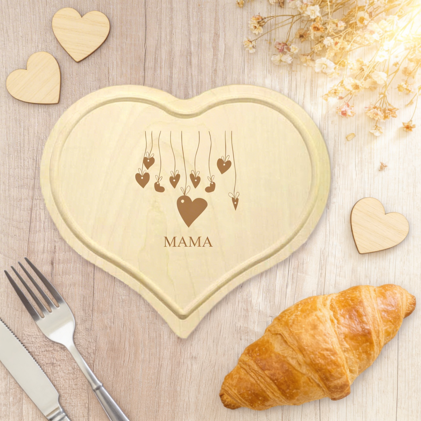 Frühstücksbrett aus Holz mit Herzen und deinem Namen graviert