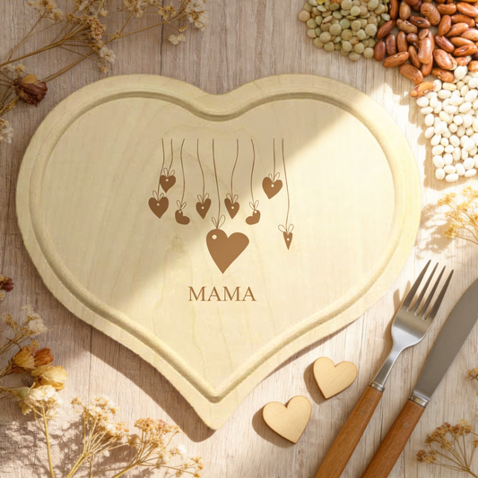 Frühstücksbrett aus Holz mit Herzen und deinem Namen graviert